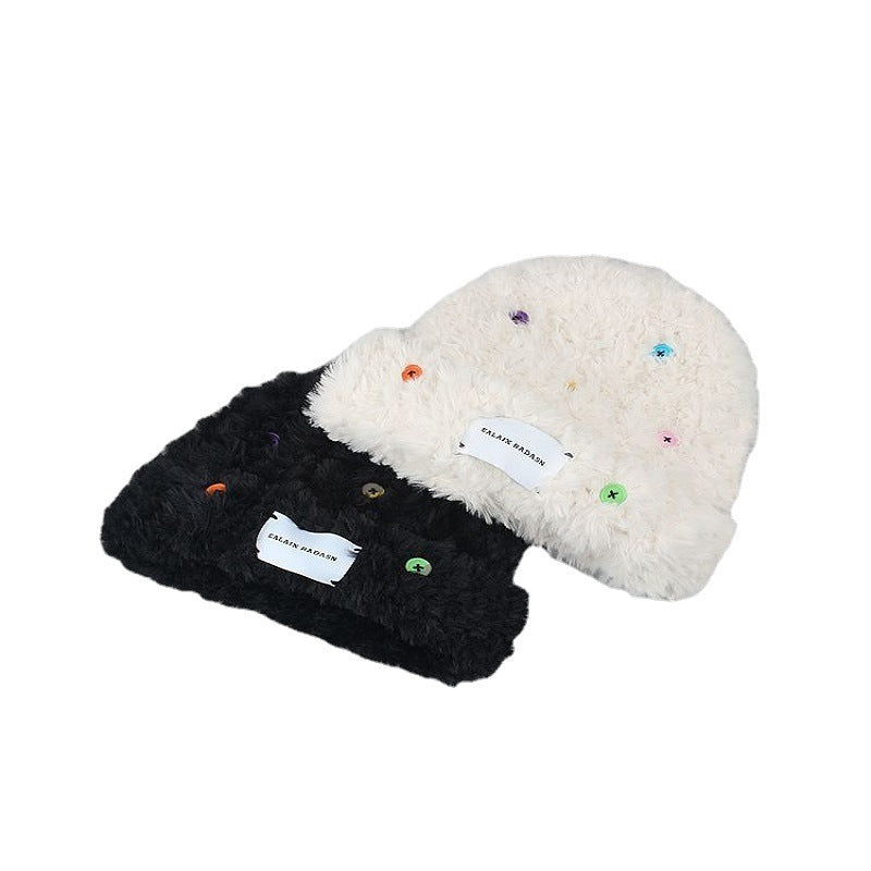 Bonnet en fourrure avec décoration à boutons 