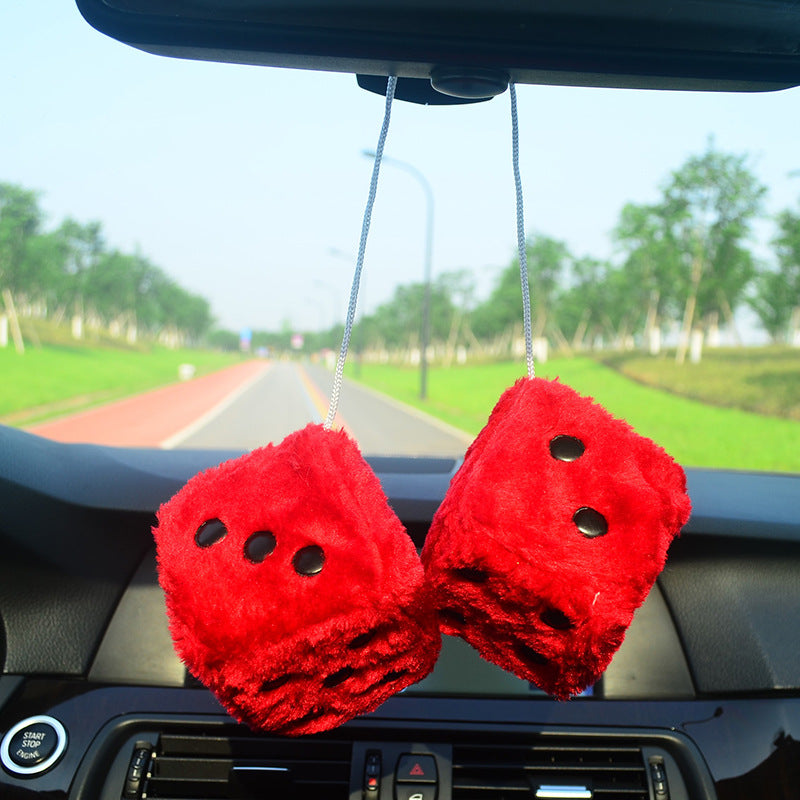 Dés pelucheux suspendus pour voiture 