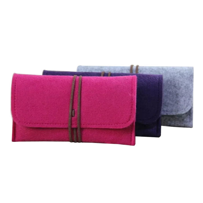 Pochette en feutre avec une lanière en cuir 