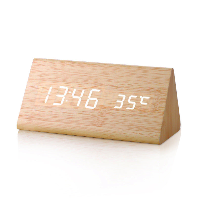 Horloge en bois à LED avec contrôle sonore triangulaire 